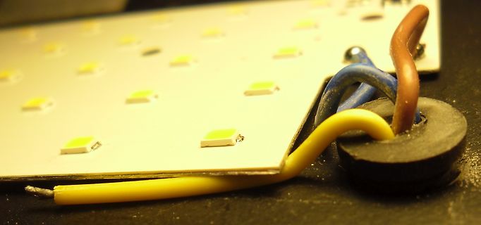 LED-Leiterplatte mit angeschlossenen Kabeln