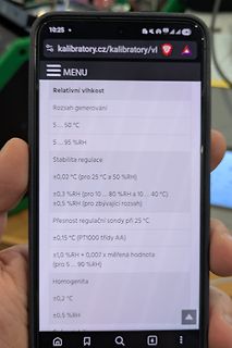 Foto eines Smartphones mit einer Website zu Kalibrierungswerten