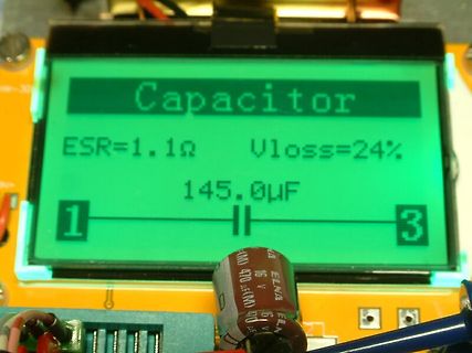 Display eines Kondensator-Testers mit Messwerten