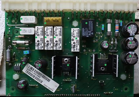 Bestückte grüne Leiterplatte mit elektronischen Bauteilen