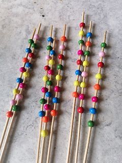 Bunte Perlen auf Holzstäben