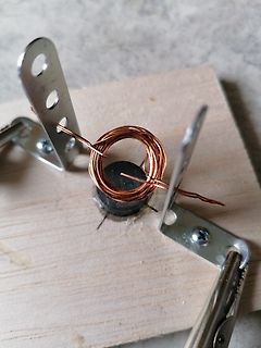 Spule auf Holzbrett mit Metallklammern