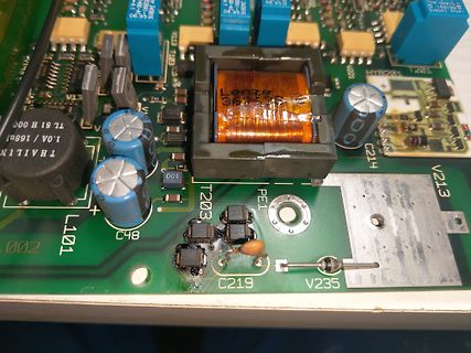 Nahaufnahme einer Leiterplatte mit elektronischen Bauteilen