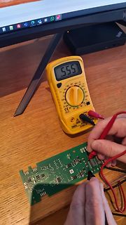 Multimeter misst Spannung an einer Leiterplatte