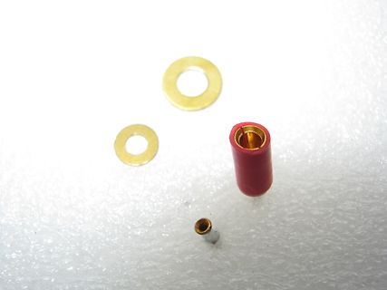 Goldene Ringe und rote Buchse auf weißem Grund