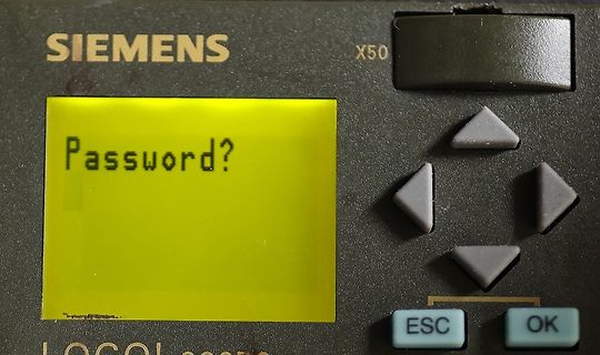 Nahaufnahme eines Siemens LOGO! Displays mit Passwortabfrage