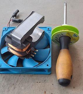Zerlegter Lüfter mit Kupferwicklungen und Schraubendreher