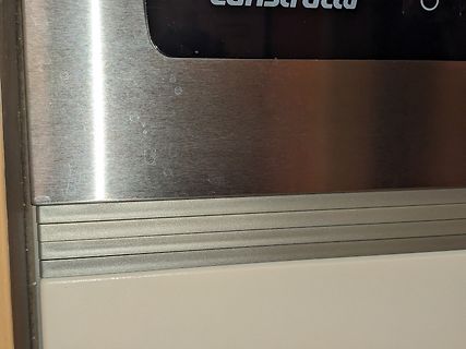 Nahaufnahme einer Metalloberfläche mit Textfragment