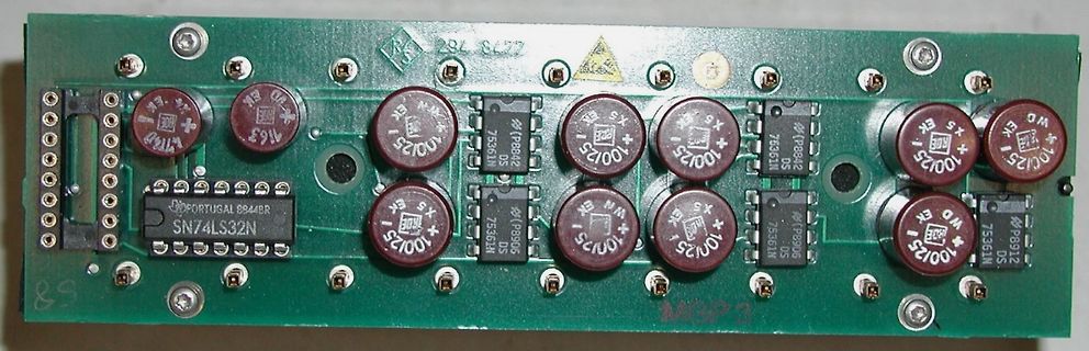 Leiterplatte mit Elektrolytkondensatoren und integrierten Schaltkreisen