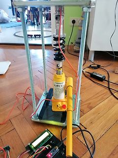 Versuchsaufbau mit hydraulischem Zylinder und Mikrocontroller
