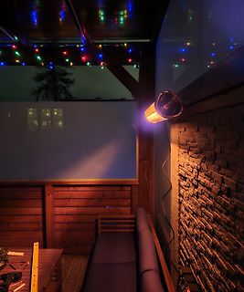 Terrasse mit Lichterkette und Stehlampenlicht