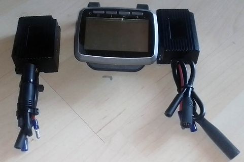 Elektronikbauteile mit Display und Kabeln auf Tisch