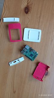 Raspberry Pi mit Gehäuseteilen auf Holztisch