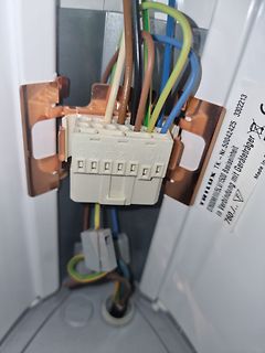 Elektrischer Anschluss mit Steckklemme und Kabeln