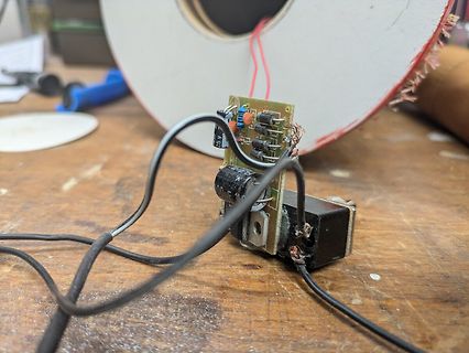 Aufbau einer kleinen Platine mit Bauteilen auf Holztisch