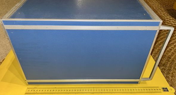 Blauer Koffer mit Lineal