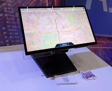 Abfotografierter Bildschirm mit einer Karte und Microchip-Logo