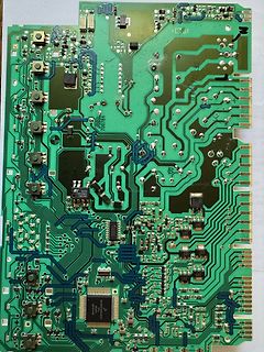 Foto einer Leiterplatte mit elektronischen Bauteilen