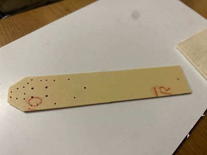 beige Kunststoffplatte mit Löchern
