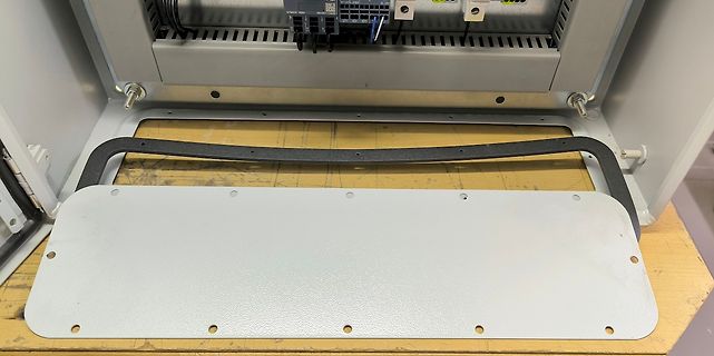 Offenes Gehäuse eines elektrischen Schaltschranks