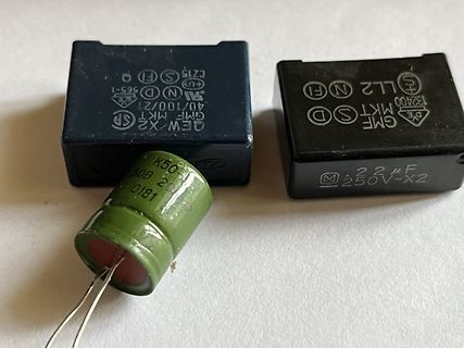 Zwei X2-Kondensatoren und ein grüner Folienkondensator