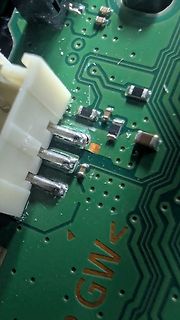 Nahaufnahme einer Leiterplatte mit SMD-Bauteilen und Steckverbinder