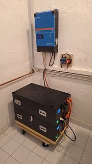 Victron Energy MultiPlus-II Wechselrichter und Batterien