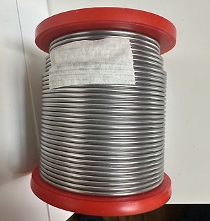 Spule aus Draht auf rotem Kunststoffspule