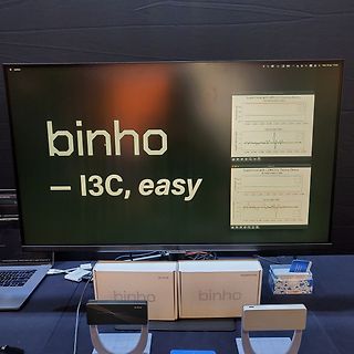 Monitor mit Software-Anzeige und Produktverpackungen