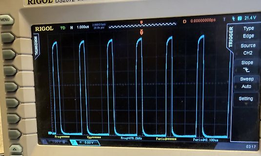 Abfotografierter Bildschirm eines Rigol Oszilloskops mit Rechtecksignal