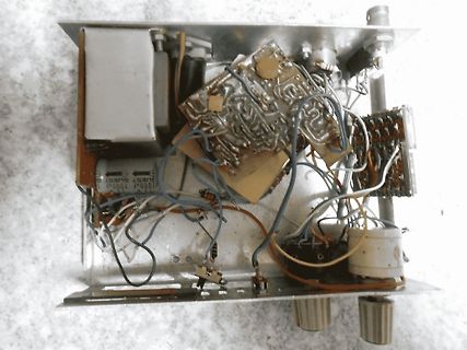 Innenansicht eines elektronischen Geräts mit Bauteilen und Verkabelung