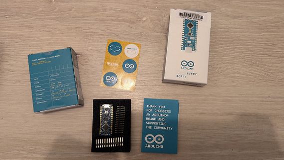 Arduino Every Board mit Verpackung und Aufklebern
