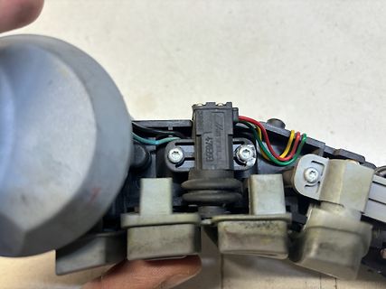 Elektrischer Schalter mit Kabeln und Gehäuse
