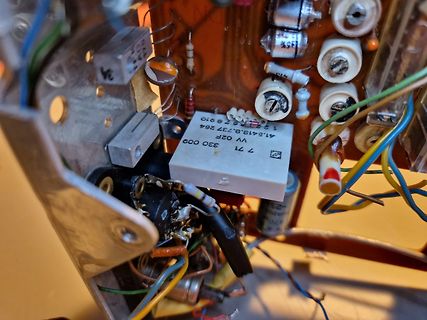 Innenansicht einer Leiterplatte mit elektronischen Bauteilen