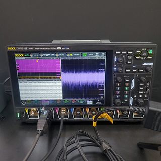 Rigol DHO5108 Digitaloszilloskop mit Messkurve