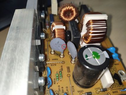 Innenansicht eines Schaltnetzteils mit Spulen und Kondensatoren