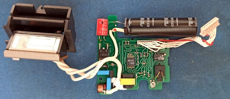 Elektronikplatine mit Blitzröhre und Kondensator