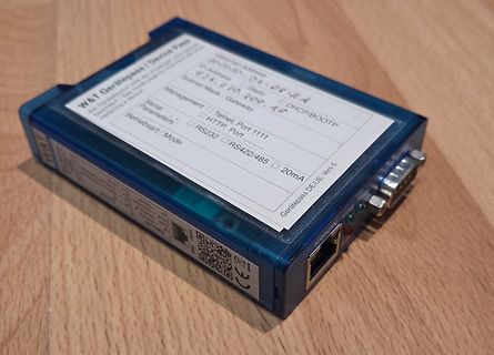 W&T Gerätepass Modul auf Holztisch