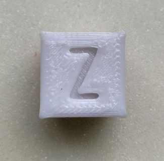 3D-gedruckter Würfel mit dem Buchstaben Z