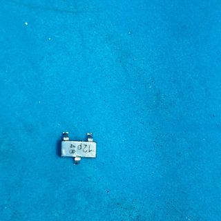 Kleines elektronisches Bauteil auf blauem Grund