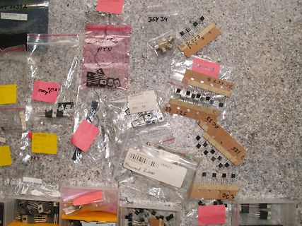 Verschiedene elektronische Bauteile in Plastikbeuteln