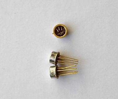 Zwei metallische DIP-Bauteile mit Pins