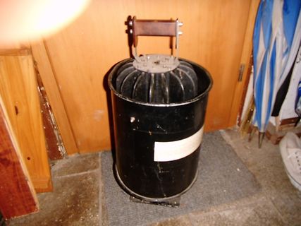 Alte schwarze Metalltonne mit Griff