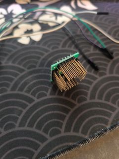 Leiterplatte mit vielen Pin-Leisten und Kabeln