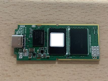 Bestückte Leiterplatte mit Phison-Chip und USB-Anschluss