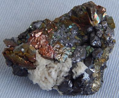 Mineralienprobe mit metallischem Glanz