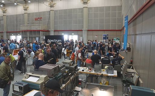 Menschenmenge auf einer Elektronikmesse