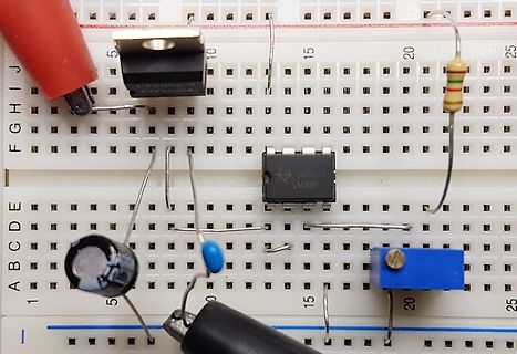 Aufbau auf einem Breadboard mit elektronischen Bauteilen