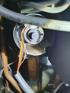 Elektrische Anschlüsse und Kabel in einem Gehäuse