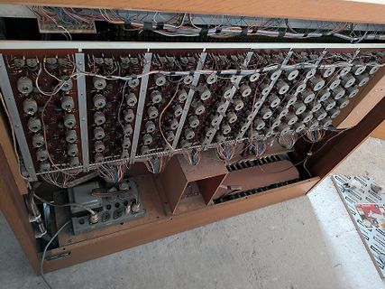 Innenansicht eines komplexen elektronischen Geräts mit vielen Bauteilen